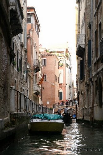 gondola in chanal